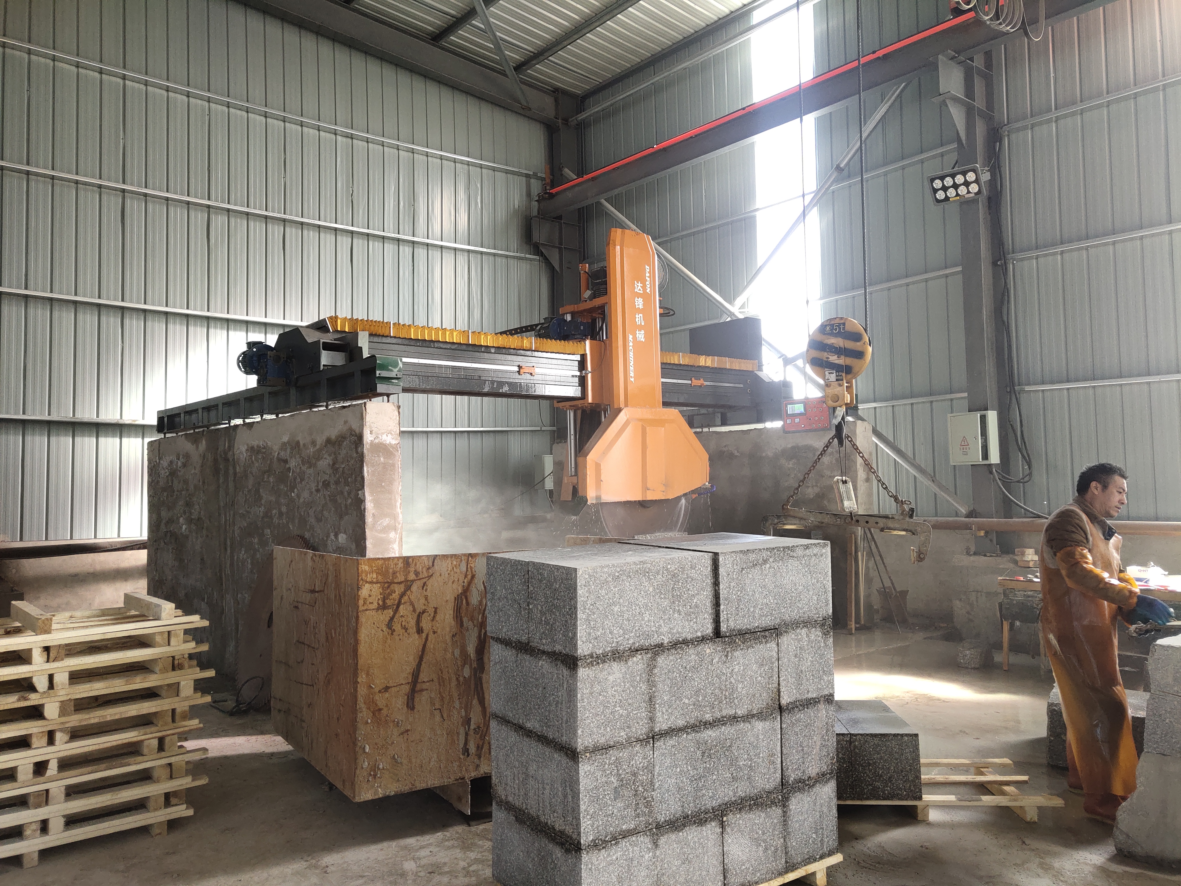 ما هي مزايا استخدام آلات قص الحجارة؟