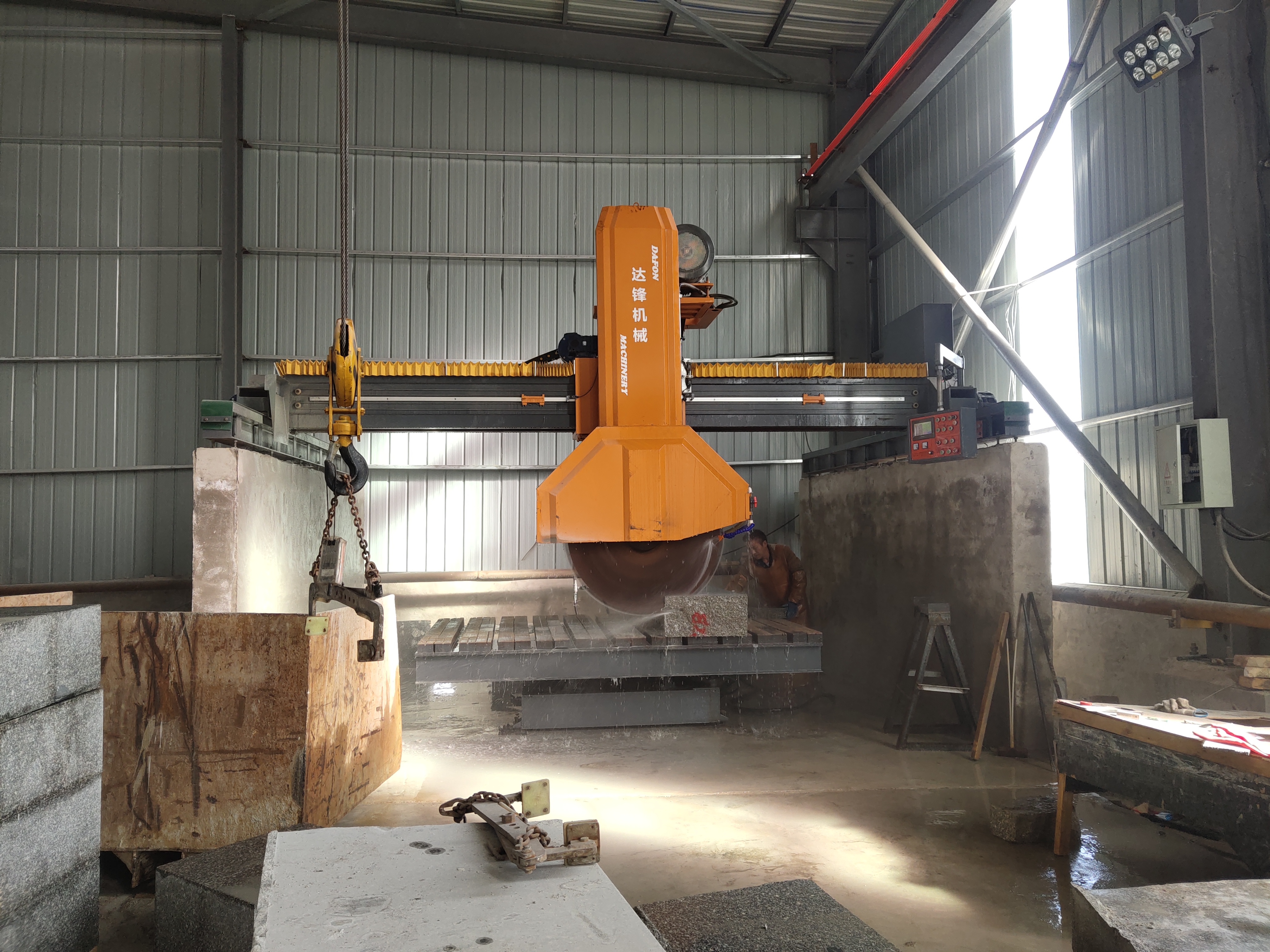 ما هي الاحتياطات اللازمة لآلة قطع الحجر؟