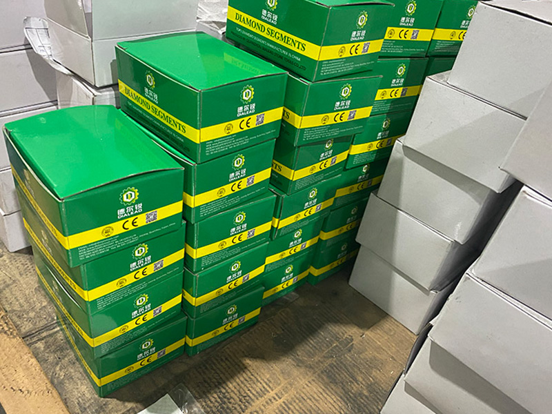 كمكافأة لقدرات البحث والتطوير المتميزة ، حصلت Dialead Stone Machinery على الكثير من براءات الاختراع ، خاصة لآلة حجر الرصيف وآلة تشكيل العمود الأوتوماتيكية